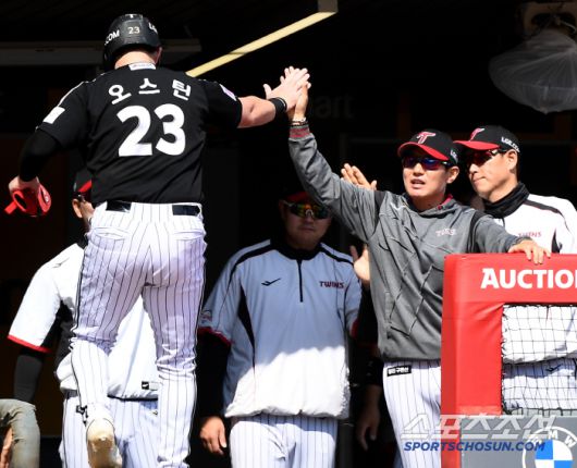 25일 인천 SSG랜더스필드에서 열린 LG-SSG전. 5회초 2사 만루 김현수의 적시타 때 득점한 오스틴이 염경엽 감독의 환영을 받고 있다. 인천=정재근 기자 cjg@sportschosun.com/2025.5.25/