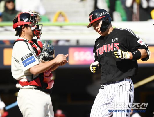 25일 인천 SSG랜더스필드에서 열린 LG-SSG전. 8회초 무사 이주헌이 솔로포를 친 후 홈인하고 있다. 인천=정재근 기자 cjg@sportschosun.com/2025.5.25/