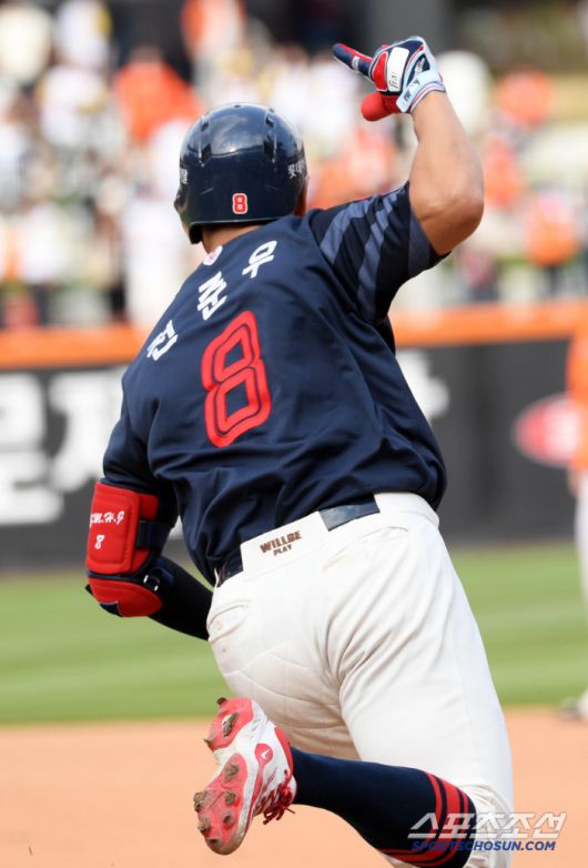 25일 대전 한화생명볼파크에서 열린 한화 이글스와 롯데 자이언츠의 경기. 9회초 2사 롯데 전준우가 동점 솔로포를 날린 뒤 환호하고 있다. 대전=박재만 기자 pjm@sportschosun.com/2025.05.25/