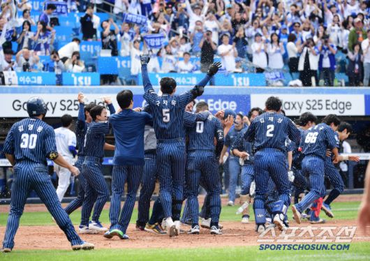 9회말 삼성 디아즈 끝내기 홈런. 동료들과 함께 기뻐하는 디아즈.