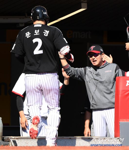 25일 인천 SSG랜더스필드에서 열린 LG-SSG전. 7회초 무사 문보경이 솔로포를 친 후 염경엽 감독의 환영을 받고 있다. 인천=정재근 기자 cjg@sportschosun.com/2025.5.25/