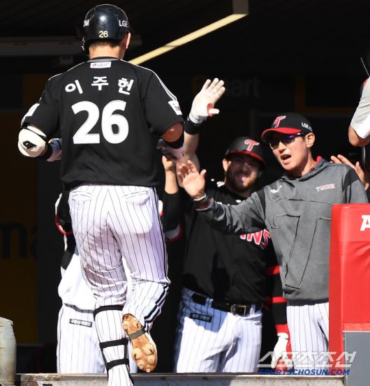 25일 인천 SSG랜더스필드에서 열린 LG-SSG전. 8회초 무사 이주헌이 솔로포를 친 후 염경엽 감독의 환영을 받고 있다. 인천=정재근 기자 cjg@sportschosun.com/2025.5.25/