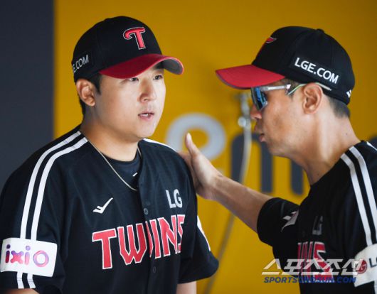 25일 인천 SSG랜더스필드에서 열린 LG-SSG전. 선발 송승기가 6회말 2사 2, 3루에서 한유섬을 삼진으로 잡고 내려와 김광삼 코치의 격려를 받고 있다. 인천=정재근 기자 cjg@sportschosun.com/2025.5.25/