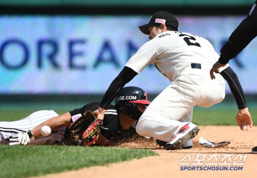 25일 인천 SSG랜더스필드에서 열린 LG-SSG전. 5회초 무사 2루 이주헌 타석. 2루주자 이영빈이 번트 작전 때 귀루에 실패해 아웃되고 있다. 인천=정재근 기자 cjg@sportschosun.com/2025.5.25/