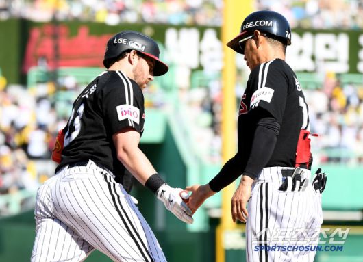 25일 인천 SSG랜더스필드에서 열린 LG-SSG전. 7회초 무사 오스틴이 솔로포를 친 후 송지만 코치의 축하를 받고 있다. 인천=정재근 기자 cjg@sportschosun.com/2025.5.25/