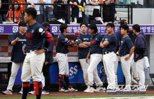 25일 대전 한화생명볼파크에서 열린 한화 이글스와 롯데 자이언츠의 경기. 연장 10회 문현빈의 밀어내기 볼넷으로 패한 롯데 선수들이 아쉬워하고 있다. 대전=박재만 기자 pjm@sportschosun.com/2025.05.25/