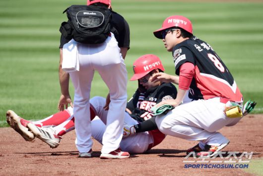 25일 대구 삼성라이온즈파크에서 열린 KBO리그 삼성과 KIA의 경기. 3회 내야땅볼 타구 후 1루를 향해 달리던 박정우가 햄스트링 부상을 당했다. 고통스러워하는 박정우. 대구=송정헌 기자songs@sportschosun.com/2025.05.25/