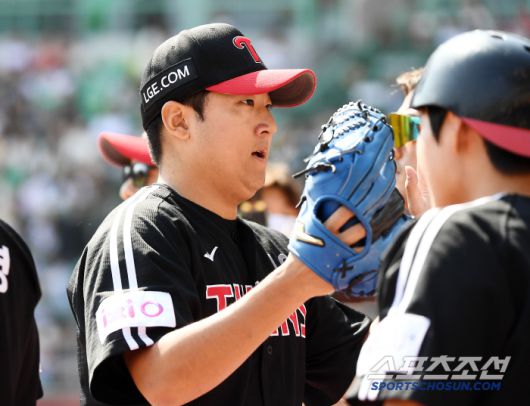 25일 인천 SSG랜더스필드에서 열린 LG-SSG전. 선발 송승기가 5회를 무실점으로 막고 내려오며 환영받고 있다. 인천=정재근 기자 cjg@sportschosun.com/2025.5.25/