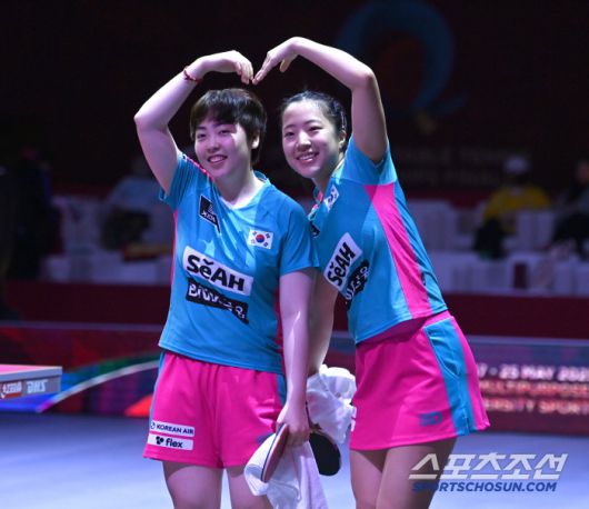 신유빈, 유한나가 22일 카타르 도하 루사일 아레나에서 열린 2025 국제탁구연맹(ITTF) 세계선수권대회 여자복식 8강 일본 오도 사츠키 - 요코이 사쿠라와 경기 승리 후 환호하고 있다. 2025. 5. 22.  사진공동취재단