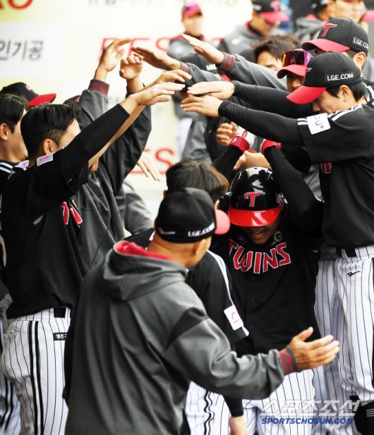 10일 대구 라이온즈파크에서 열린 삼성 라이온즈와 LG 트윈스의 경기. 5회초 1사 LG 문보경이 솔로포를 날린 뒤 환호하고 있다. 대구=박재만 기자 pjm@sportschosun.com/2025.05.10/