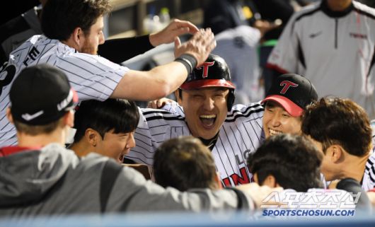 15일 잠실구장에서 열린 LG 트윈스와 키움 히어로즈의 경기. 8회말 1사 LG 박동원이 솔로포를 날린 뒤 환호하고 있다. 잠실=박재만 기자 pjm@sportschosun.com/2025.05.15/