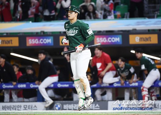 한유섬이 펄쩍펄쩍 뛰었다. 더그아웃의 선수들도 뛰쳐 나왔다.