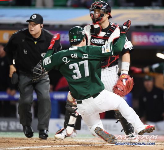 김현수가 포구에 실패하자 2루 대주자 오태곤이 득점하며 경기가 끝났다.