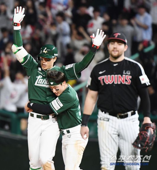 환호하는 한유섬, 최지훈과 아쉬움 감추지 못한 오스틴