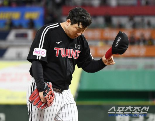 김현수가 고개 숙였다.