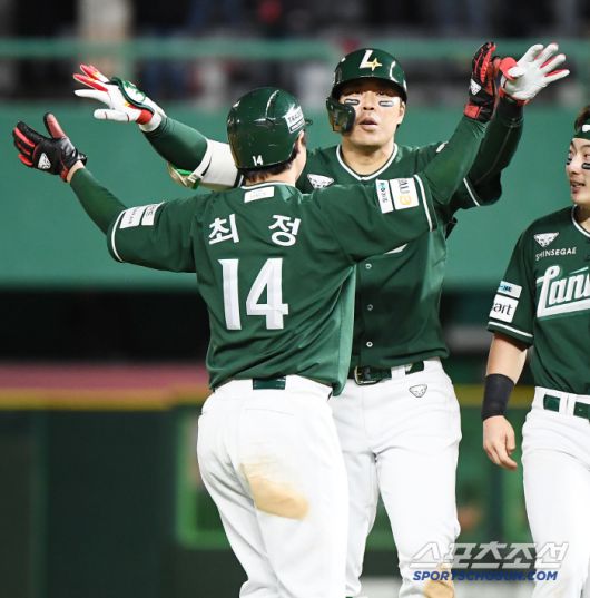 최정과 한유섬의 환호