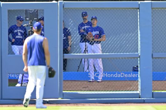 지난 22일(한국시각) 오타니 쇼헤이가 불펜피칭을 하자 클레이튼 커쇼가 다가가고 있다. Imagn Images연합뉴스