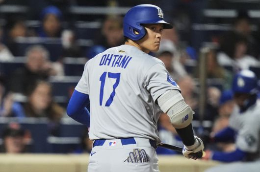 LA 다저스 오타니 쇼헤이가 25일(한국시각) 뉴욕 메츠와의 원정경기에서 8회 삼진을 당하고 돌아서고 있다. AP연합뉴스