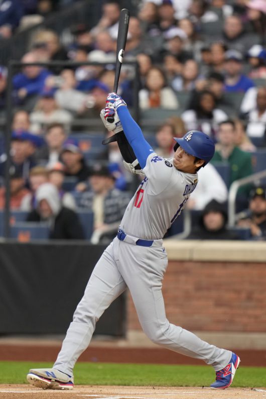 LA 다저스 오타니 쇼헤이가 1회초 우중간 솔로홈런을 날리고 있다. AP연합뉴스