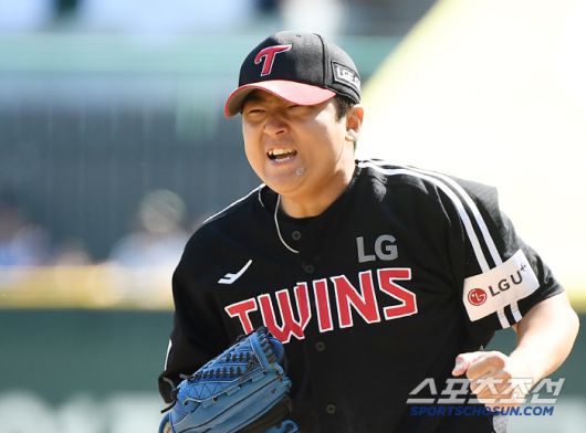 전날 끝내기 패배를 안긴 한유섬을 실점 위기 상황에서 헛스윙 삼진 처리하자 포효한 송승기