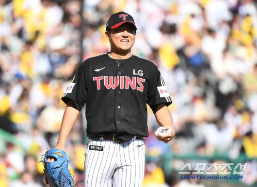 7회말 2사 1루에서 교체되는 송승기가 활짝 웃었다. 자신의 임무를 110% 초과 달성했다.