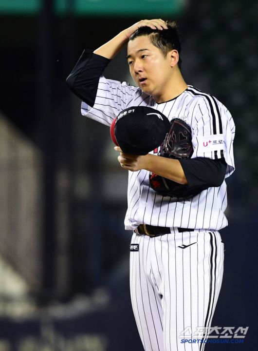 2022년 4월 21일 잠실 KT전에 등판한 송승기가 5회초 2사 1,2루 위기에서 교체되고 있다. 스포츠조선 DB