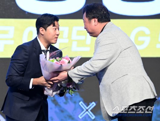 2024 KBO 시상식,퓨쳐스 퓨쳐스 남부리그 평균자책점상과 승리상을 수상한 LG 송승기가 차명석 단장의 축하를 받고 있다. 허상욱 기자 wook@sportschosun.com