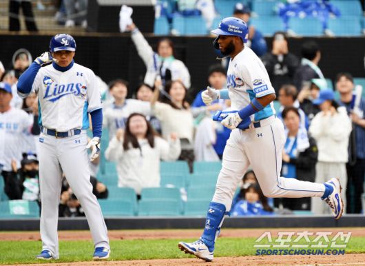 10일 대구 라이온즈파크에서 열린 삼성 라이온즈와 LG 트윈스의 경기. 8회말 1사 삼성 디아즈가 솔로포를 날린 뒤 환호하고 있다. 대구=박재만 기자 pjm@sportschosun.com/2025.05.10/