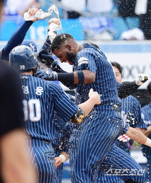 25일 대구 삼성라이온즈파크에서 열린 KBO리그 삼성과 KIA의 경기. 9회말 끝내기 홈런을 날리고 동료들과 함께 기뻐하는 삼성 디아즈. 대구=송정헌 기자songs@sportschosun.com/2025.05.25/