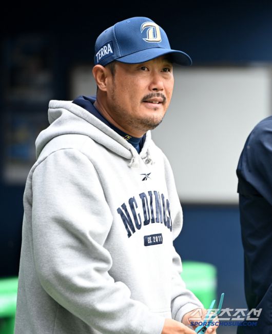 11일 잠실야구장에서 열린 NC와 두산의 더블헤더 1차전, NC 이호준 감독이 경기 시작을 앞두고 그라운드에 나서고 있다. 잠실=허상욱 기자wook@sportschosun.com/2025.05.11/