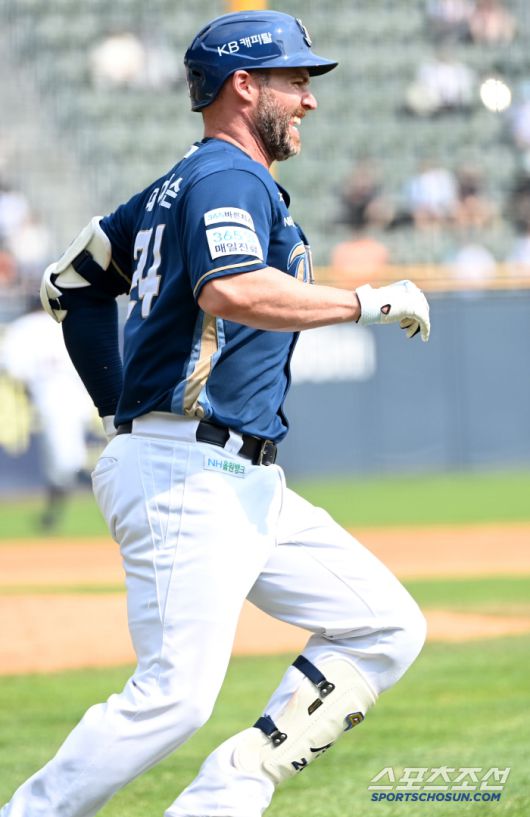 11일 잠실야구장에서 열린 NC와 두산의 더블헤더 1차전, 4회초 1사 2루 NC 데이비슨이 1타점 적시타를 치고 1루로 달려가다 다리 통증을 호소하고 있다. 잠실=허상욱 기자wook@sportschosun.com/2025.05.11/