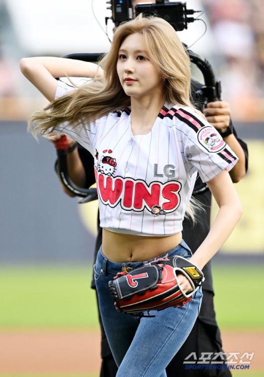 27일 잠실야구장에서 열린 한화와 LG의 경기, 걸그룹 아이브(IVE)의 멤버 가을이 시구를 하고 있다. 잠실=허상욱 기자wook@sportschosun.com/2025.05.27/