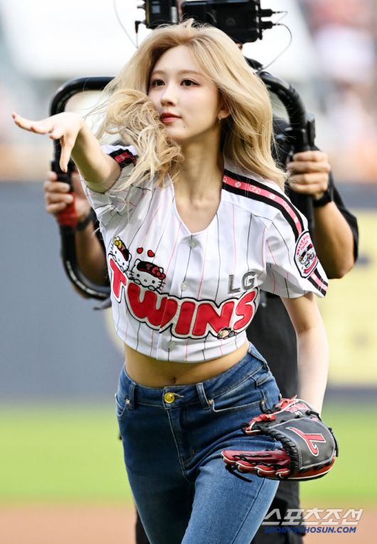 27일 잠실야구장에서 열린 한화와 LG의 경기, 걸그룹 아이브(IVE)의 멤버 가을이 시구를 하고 있다. 잠실=허상욱 기자wook@sportschosun.com/2025.05.27/