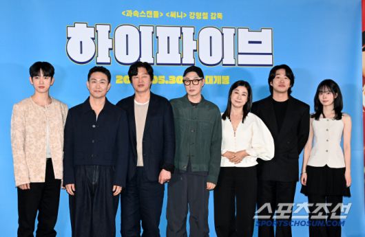 영화 '하이파이브'의 언론 시사회가 26일 용산CGV에서 열렸다. 왼쪽부터 박진영, 오정세, 김희원, 강형철 감독, 라미란, 안재홍, 이재인이 포토타임을 갖고 있다. 허상욱 기자 wook@sportschosun.com/2025.05.26/