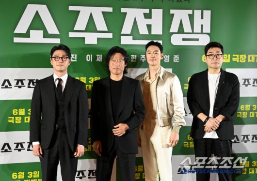 24일 메가박스 코엑스에서 열린 영화 '소주전쟁'의 제작보고회, 최영준, 유해진, 이제훈, 손현주가 포토타임을 갖고 있다. 허상욱 기자wook@sportschosun.com/2025.04.24/