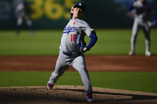 LA 다저스 야마모토 요시노부가 27일(한국시각) 클리블랜드 가디언스전에 선발등판해 1회말 투구를 하고 있다. AP연합뉴스