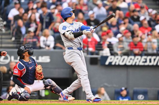 오타니가 4회 좌측으로 투런홈런을 날리고 있다. AFP연합뉴스