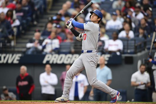 오타니가 4회 좌측으로 홈런을 친 뒤 타구를 바라보고 있다. AP연합뉴스