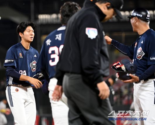28일 수원KT위즈파크에서 열린 두산과 KT의 경기, 6회초 두산 김준상이 프로 데뷔 첫 안타를 날렸다. 김준상이 이닝 종료 후 고토 코치에게 축하를 받고 있다. 수원=허상욱 기자wook@sportschosun.com/2025.05.28/