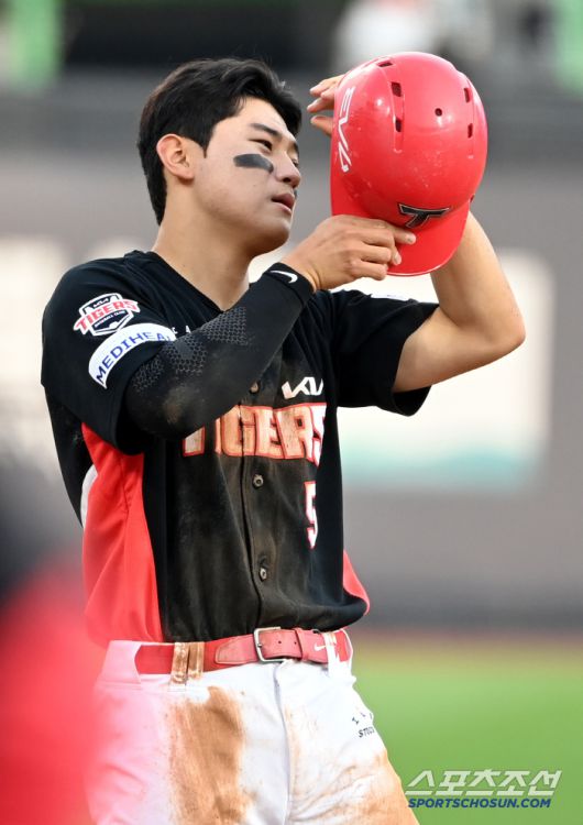 22일 수원KT위즈파크에서 열린 KIA와 KT의 경기,  1회초 1사 2루 KIA 김도영이 적시타를 치고 3루로 뛰다 KT 3루수 권동진과 충돌해 고통스러워 하고 있다. 수원=허상욱 기자wook@sportschosun.com/2025.05.22/