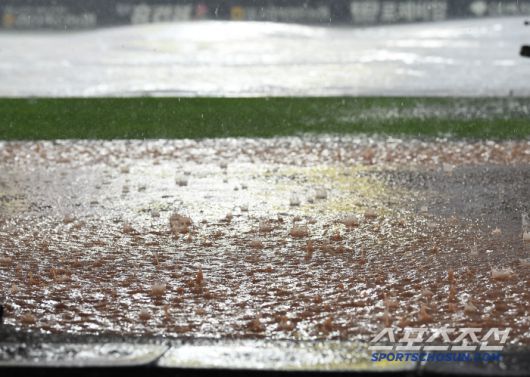 28일 대구 라이온즈파크에서 열린 롯데-삼성전이 1회초 우천으로 중단됐다. 그라운드가 물바다가 됐다. 대구=정재근 기자 cjg@sportschosun.com/2025.5.28/