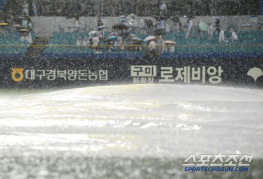 28일 대구 라이온즈파크에서 열린 롯데-삼성전이 1회초 우천으로 중단됐다. 그라운드가 물바다가 됐다. 대구=정재근 기자 cjg@sportschosun.com/2025.5.28/
