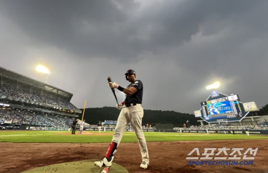 28일 대구 라이온즈파크에서 열린 롯데-삼성전이 1회초 우천으로 중단됐다. 폭우가 내리기 직전 하늘에 먹구름이 가득한 모습. 대구=정재근 기자 cjg@sportschosun.com/2025.5.28/