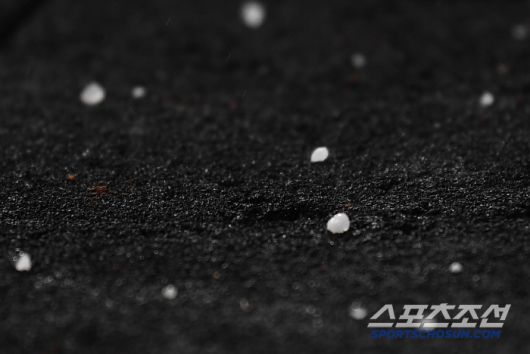 28일 대구 라이온즈파크에서 열린 롯데-삼성전이 1회초 우천으로 중단됐다. 폭우와 함께 우박이 내리고 있다. 대구=정재근 기자 cjg@sportschosun.com/2025.5.28/