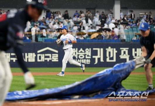 28일 대구 라이온즈파크에서 열린 롯데-삼성전이 1회초 우천으로 중단됐다. 선수들이 철수하는 가운데 그라운드에 방수포가 덮히고 있다. 대구=정재근 기자 cjg@sportschosun.com/2025.5.28/