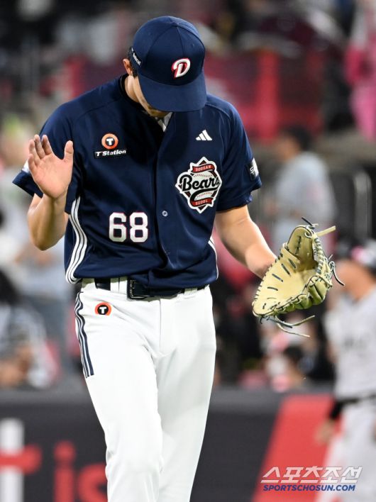 28일 수원KT위즈파크에서 열린 두산과 KT의 경기,5회말 2사 1,3루 두산 최민석이 KT 안현민을 우익수 플라이로 처리하며 이닝을 마친 후 기뻐하고 있다. 수원=허상욱 기자wook@sportschosun.com/2025.05.28/