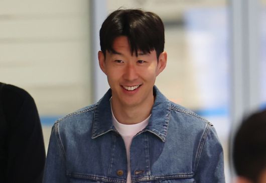 환한 미소 보이는 손흥민      (영종도=연합뉴스) 김성민 기자 = 유럽축구연맹(UEFA) 유로파리그(UEL) 정상에 오르며 생애 첫 트로피를 들어 올린 손흥민이 27일 인천국제공항 제2터미널을 통해 입국하며 미소를 보이고 있다. 2025.5.27