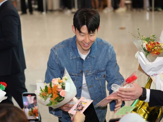 꽃다발 선물 받는 손흥민      (영종도=연합뉴스) 김성민 기자 = 유럽축구연맹(UEFA) 유로파리그(UEL) 정상에 오르며 생애 첫 트로피를 들어 올린 손흥민이 27일 인천국제공항 제2터미널을 통해 입국하며 팬들로부터 꽃다발을 받고 있다. 2025.5.27      ksm7976@yna.co.kr  (끝)      <저작권자(c) 연합뉴스, 무단 전재-재배포, AI 학습 및 활용 금지>