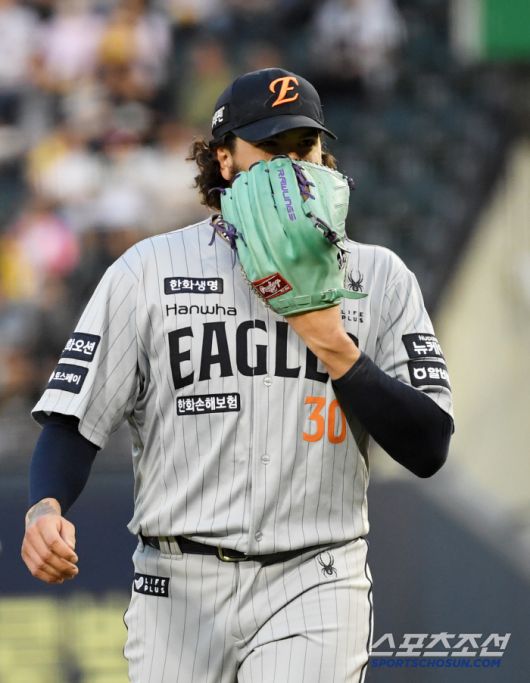 7회 수비 도움을 받디 못하며 동점을 허용한 폰세의 표정은 굳어있었다.