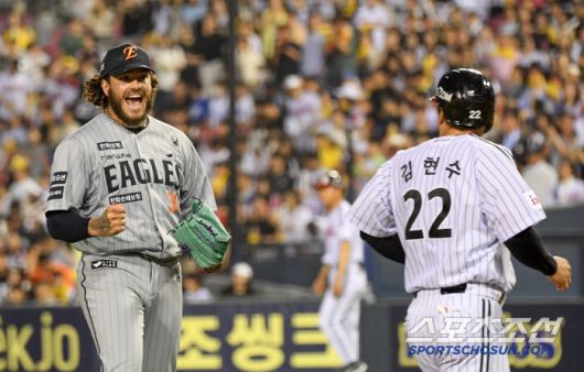 6회 이닝을 마친 뒤 포효했던 폰세.